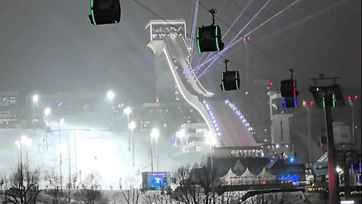 Moskova’daki Vorobyovy Tepeleri’nde yeni Büyük Kayakla Atlama Kulesi açıldı