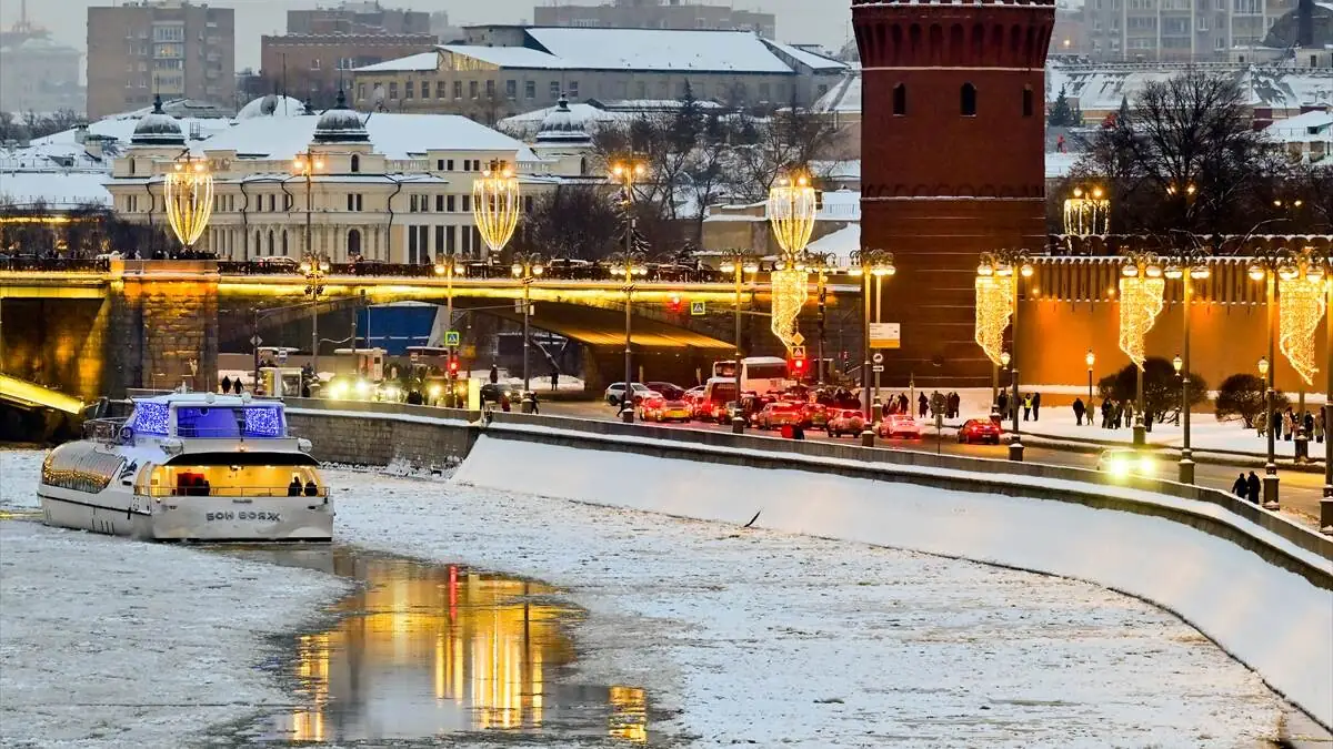 Kizil_Meydan_Moskova_kar_kis_Rus_halki-05012026-1