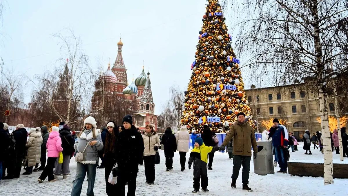 Kizil_Meydan_Moskova_kar_kis_Rus_halki-05012026-15