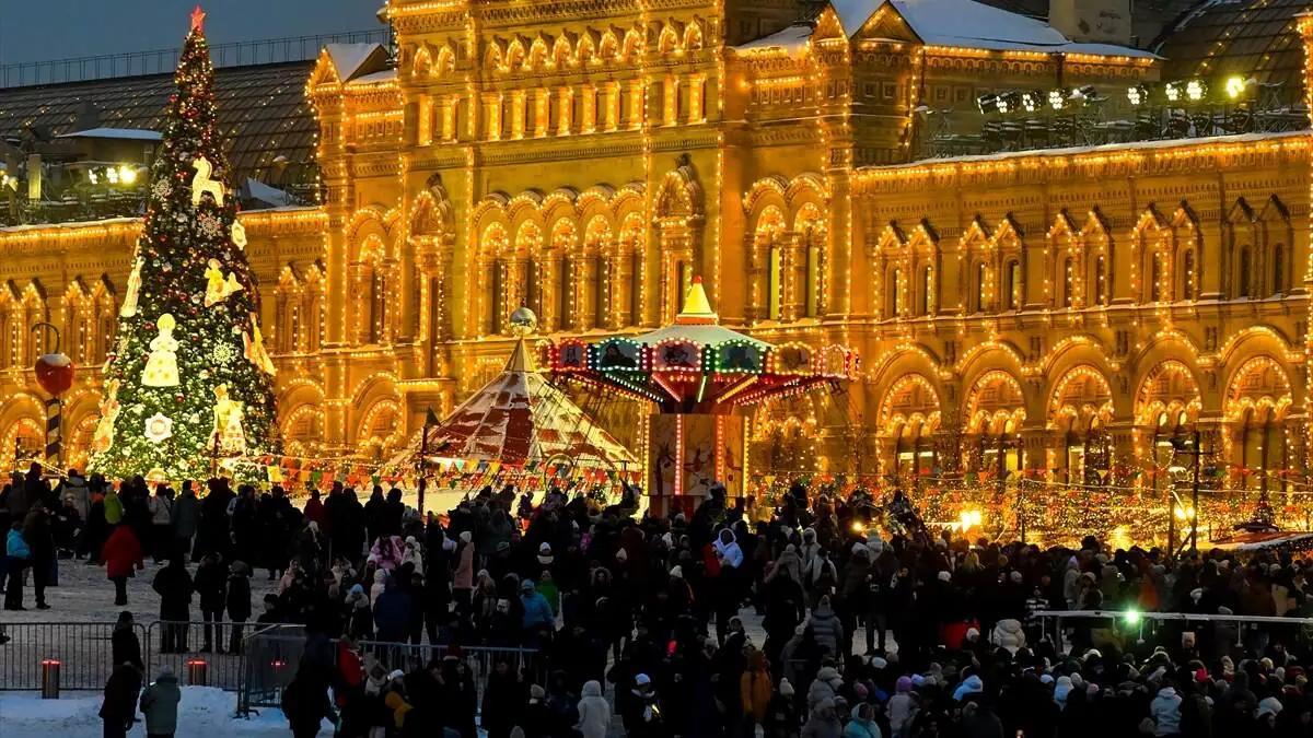 Kizil_Meydan_Moskova_kar_kis_Rus_halki-05012026-17