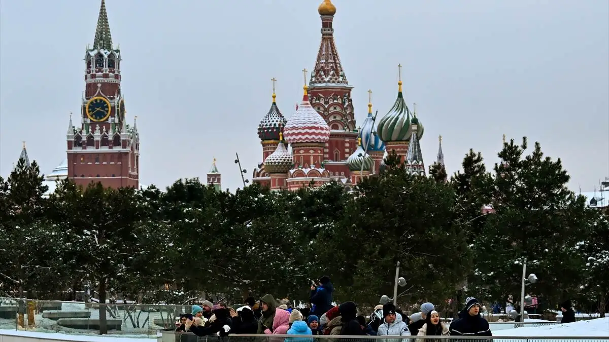 Kizil_Meydan_Moskova_kar_kis_Rus_halki-05012026-18