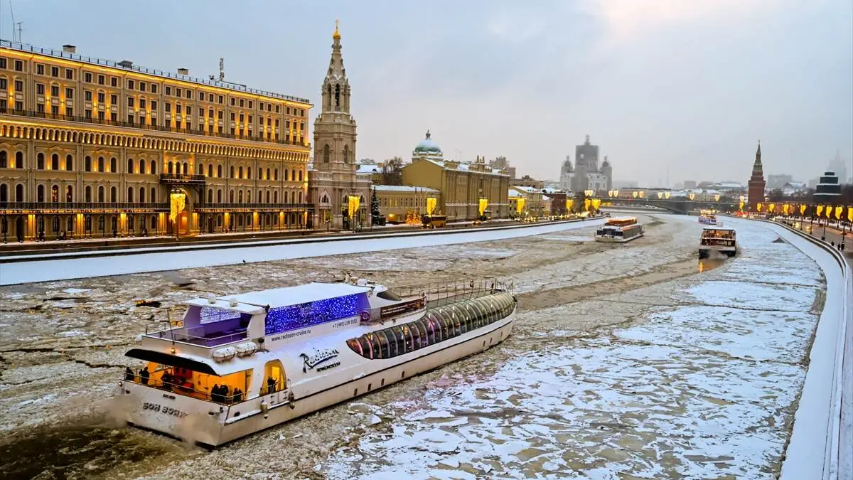 Kizil_Meydan_Moskova_kar_kis_Rus_halki-05012026-19