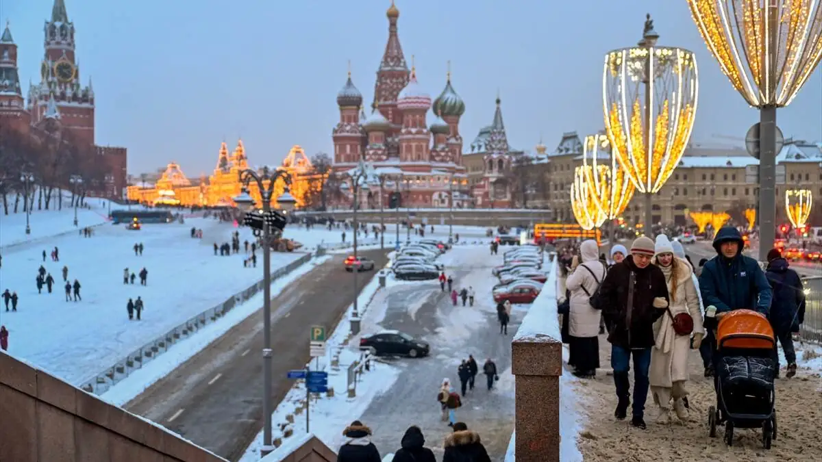 Kizil_Meydan_Moskova_kar_kis_Rus_halki-05012026-22