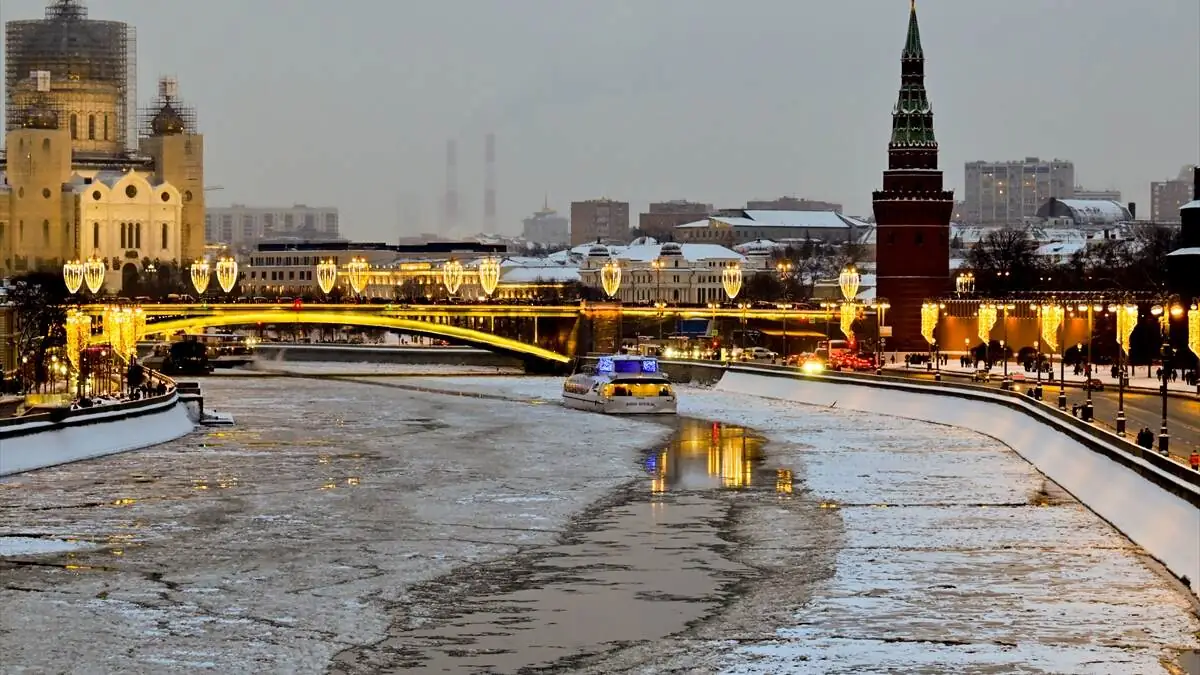 Kizil_Meydan_Moskova_kar_kis_Rus_halki-05012026-4