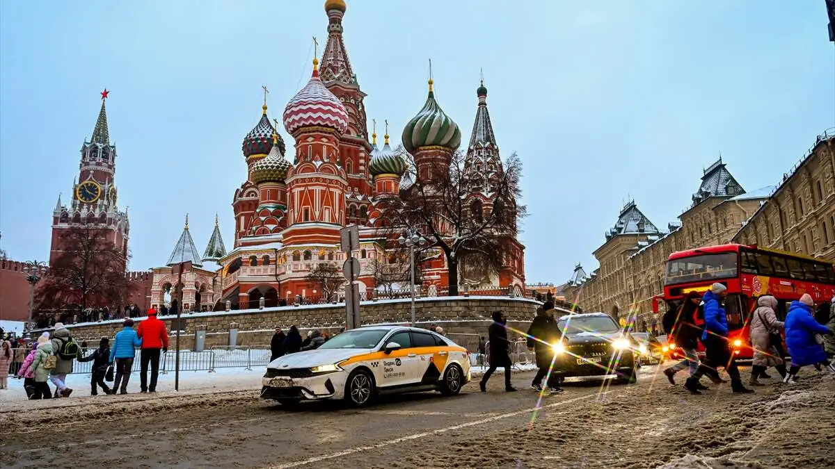 Kizil_Meydan_Moskova_kar_kis_Rus_halki-05012026-8