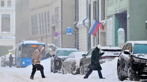 Moskova’da otomobiller için kar temizleme hizmetleri yaygınlaştı