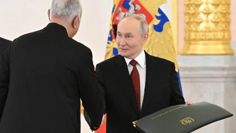 Kremlin’de diplomasi töreni: 32 büyükelçi güven mektuplarını sundu