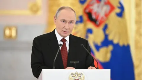 Putin, Rusları Anavatan Savunucuları Günü dolayısıyla tebrik etti