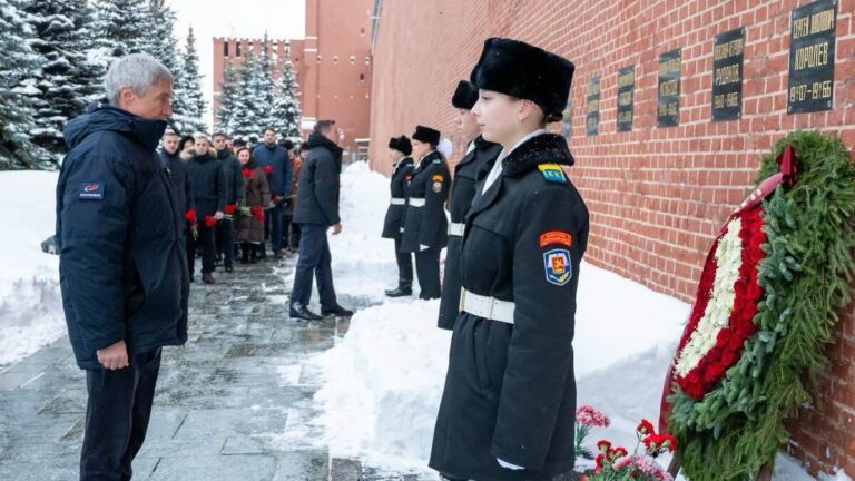 Kremlin Duvarı’nda iki efsane: Korolyov ve Gagarin anıldı