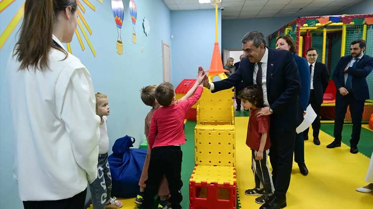 Milli Eğitim Bakanı Tekin, Rusya'da MEB burslu Türk öğrencilerle bir araya geldi: