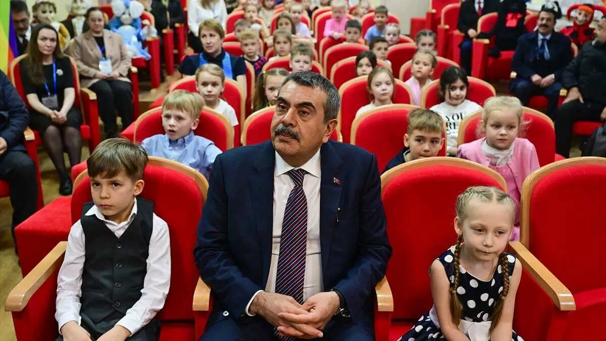 Milli Eğitim Bakanı Tekin, Rusya'da MEB burslu Türk öğrencilerle bir araya geldi: