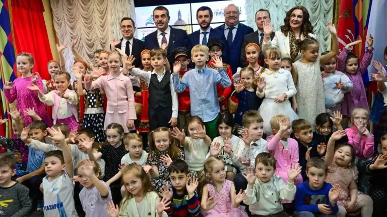 Milli Eğitim Bakanı Tekin, Rusya’da MEB burslu Türk öğrencilerle bir araya geldi: