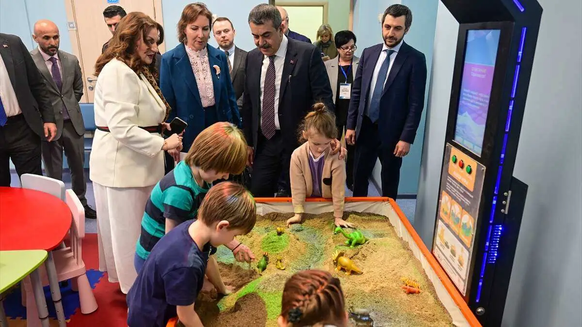 Milli Eğitim Bakanı Tekin, Rusya'da MEB burslu Türk öğrencilerle bir araya geldi: