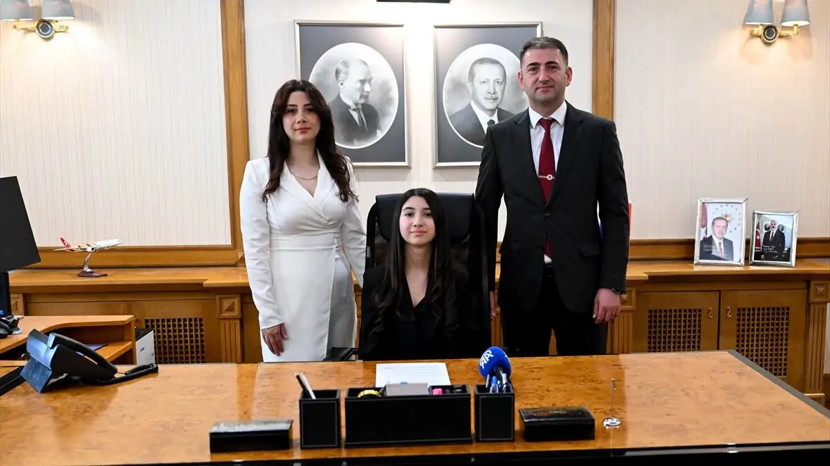 Moskova Büyükelçisi Bilgiç'in koltuğu 23 Nisan'da 13 yaşındaki çocuğa devredildi