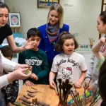 Rusya’da 23 Nisan Çocuk Bayramı haftasında çocuklara ebru sanatı ve linol baskı öğretildi