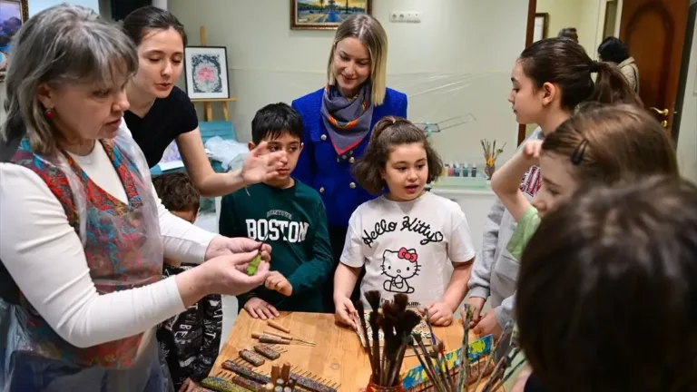 Rusya’da 23 Nisan Çocuk Bayramı haftasında çocuklara ebru sanatı ve linol baskı öğretildi