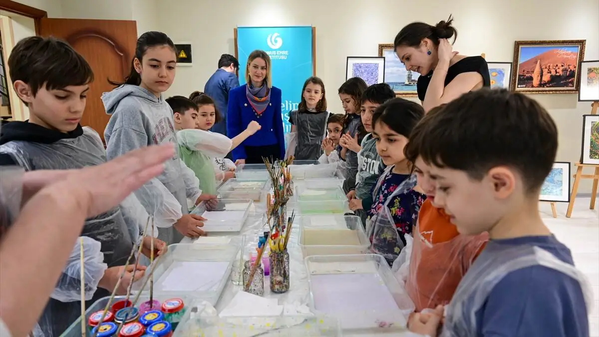 Rusya'da 23 Nisan Çocuk Bayramı haftasında çocuklara ebru sanatı ve linol baskı öğretildi