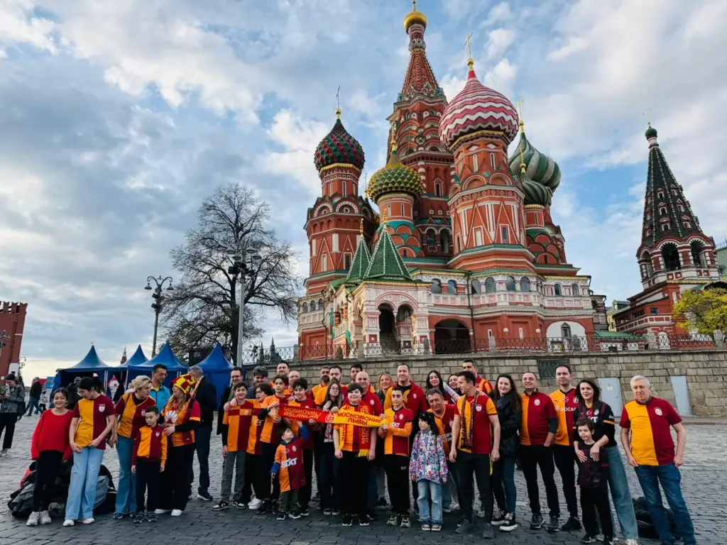 Galatasaraylılar şampiyonluğu Kızıl Meydan’da kutladı