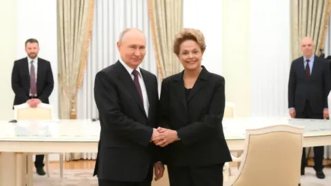 Putin, Rousseff ile BRICS Yeni Kalkınma Bankasının faaliyetlerini görüştü