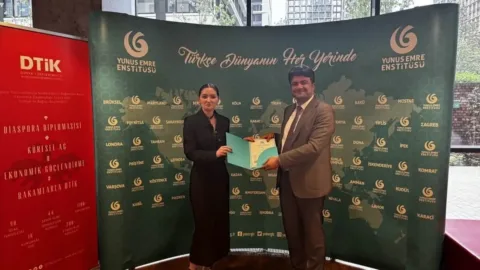 Moskova’da Türkçe öğrenen Rus vatandaşlarına sertifikaları verildi