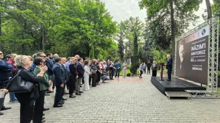 Moskova’da Nâzım Hikmet’e vefa: Büyük şair ölümünün 63. yılında mezarı başında anıldı