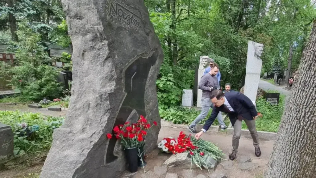 Moskova’da Nâzım Hikmet’e vefa: Büyük şair ölümünün 63. yılında mezarı başında anıldı