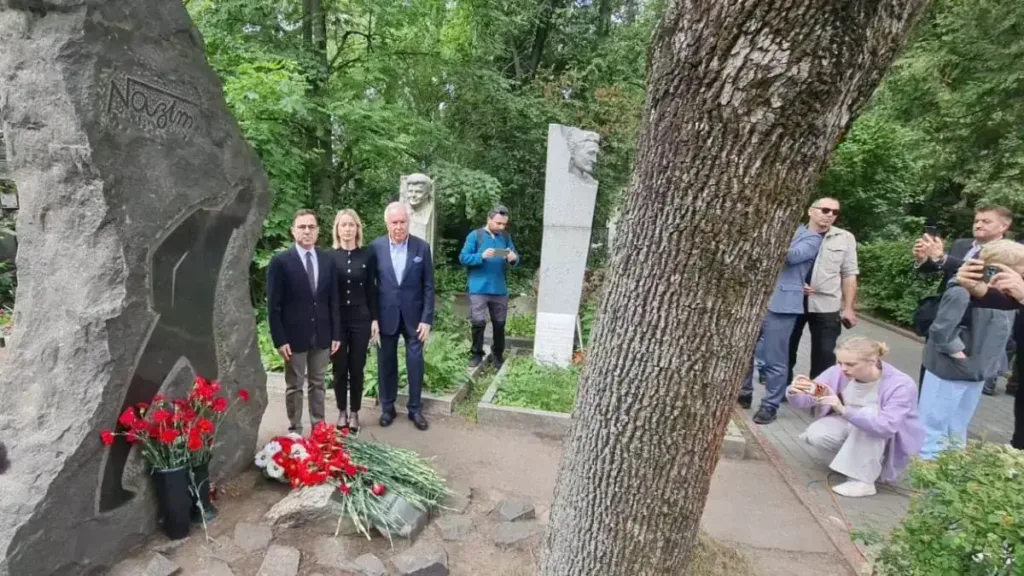 Moskova’da Nâzım Hikmet’e vefa: Büyük şair ölümünün 63. yılında mezarı başında anıldı