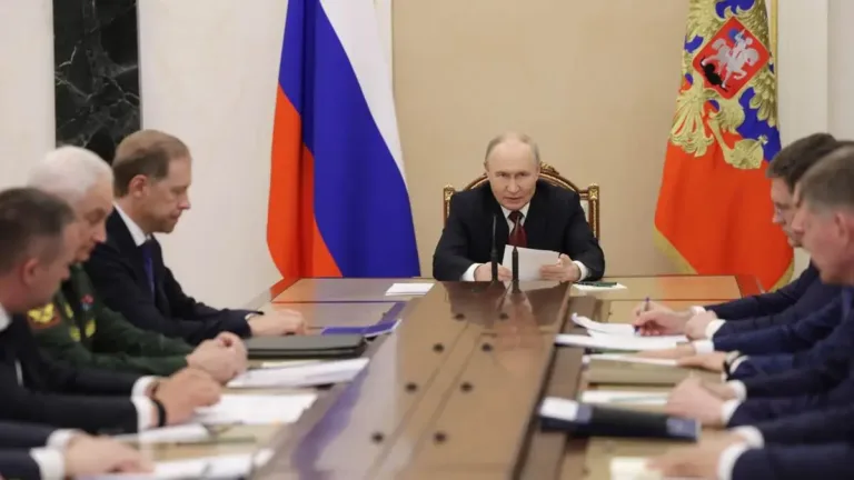 Kremlin’de yakıt gündemi: Putin, arz ve fiyatları enerji devleriyle görüştü