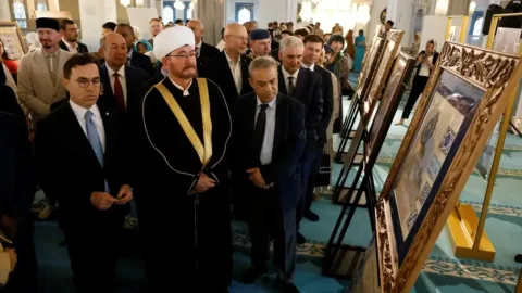 Rusya’da Osmanlı camilerini tezhip ve minyatürle anlatan sergi açıldı