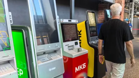 Dolandırıcıların yeni yöntemi: ATM’de kasıtlı olarak bırakılan banka kartı