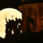 St. Petersburg’da ayın büyülediği gece