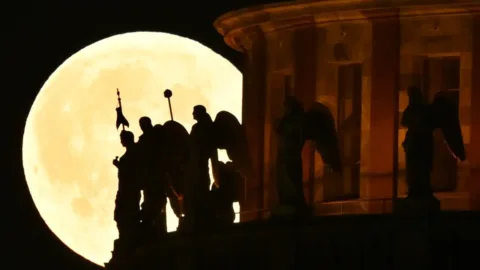 St. Petersburg’da ayın büyülediği gece