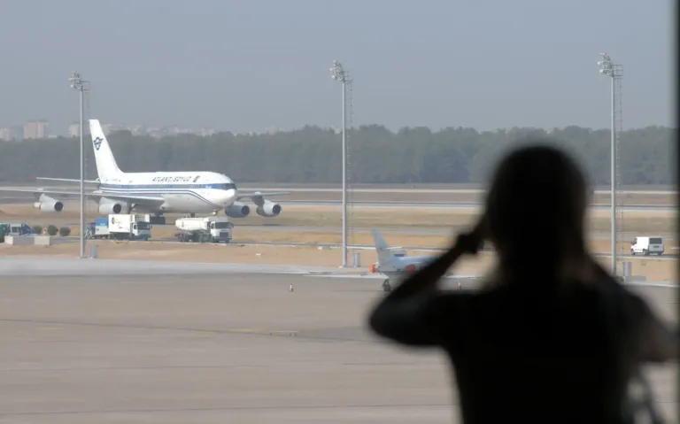 Antalya Havalimanı’nda Rus yolcuları taşıyan otobüs kaza yaptı