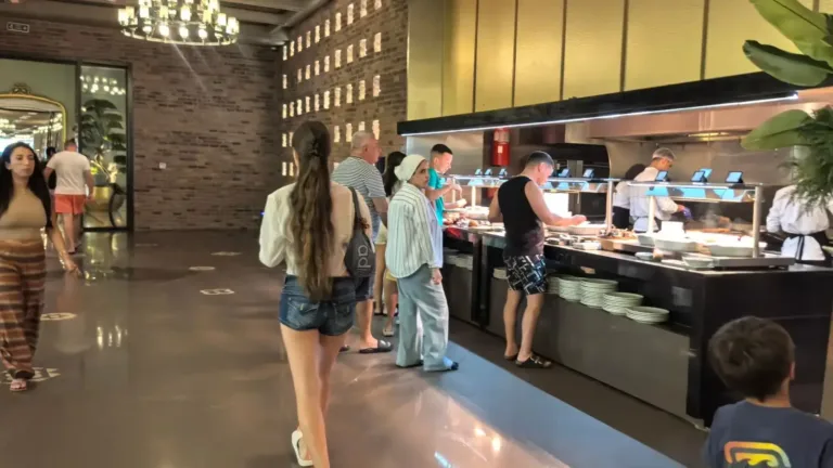 Türkiye’de Rus turistlerin toplu zehirlendiği iddiaları yalanladı