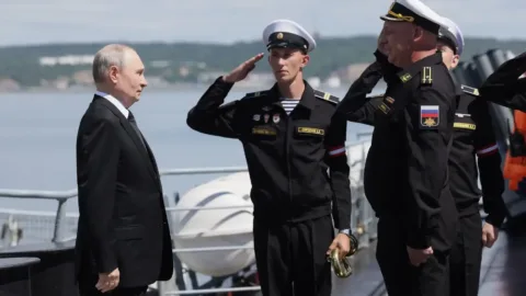 Putin, Kuril Adaları’nı ilk kez ziyaret etti