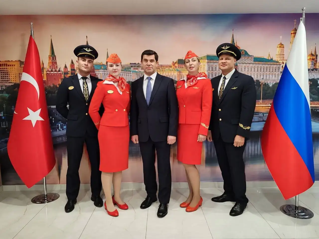 # Antalya’da seçim sandığına uçuş molası: Aeroflot ekibi oy kullandı