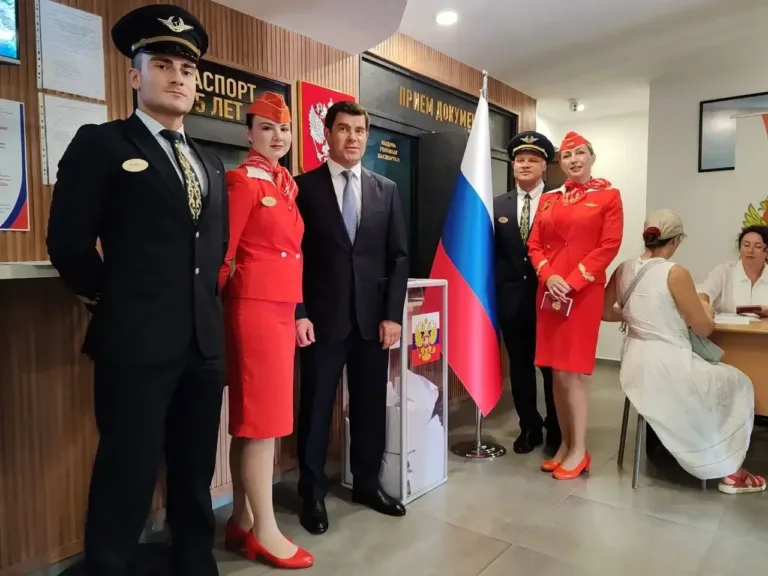Antalya’da seçim sandığına uçuş molası: Aeroflot ekibi oy kullandı