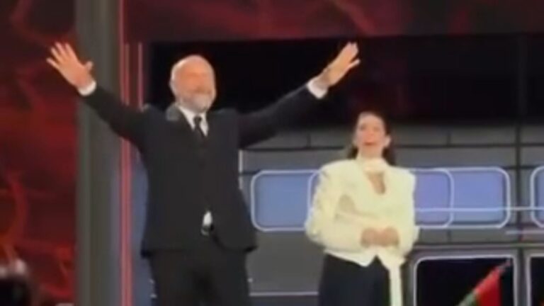 “Sultan Süleyman” Ekaterinburg’da: Halit Ergenç 191 ülkeden gençlere seslendi