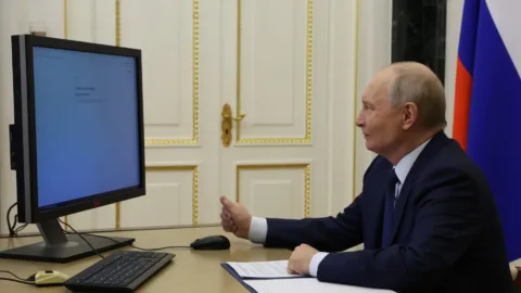 Putin Gosduma seçimlerinde oyunu Kremlin’den kullandı