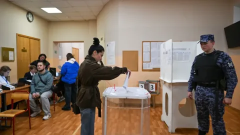 Rusya’da Devlet Duması seçimlerinde oy verme işlemi