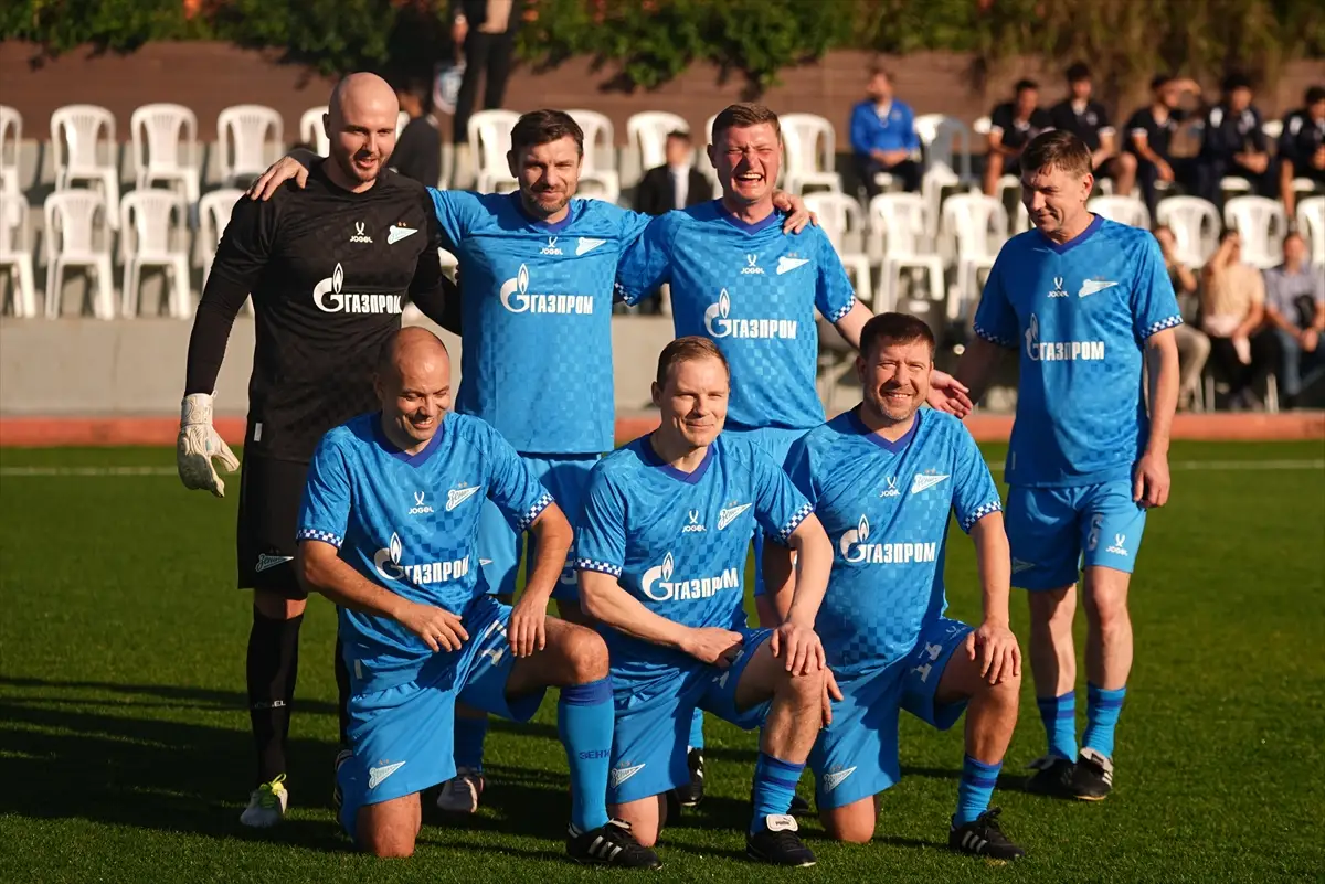 Başakşehir ile Zenit veteranlar dostluk maçında buluştu
