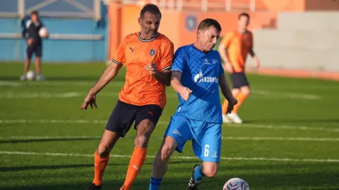 Başakşehir ile Zenit veteranlar dostluk maçında buluştu