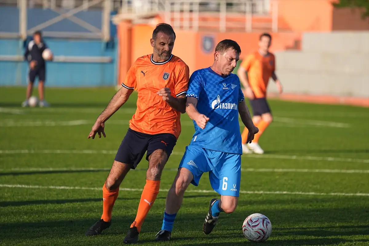 Başakşehir ile Zenit veteranlar dostluk maçında buluştu