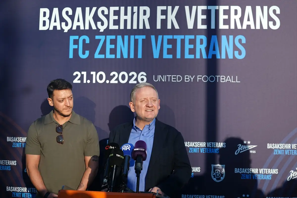 Başakşehir ile Zenit veteranlar dostluk maçında buluştu