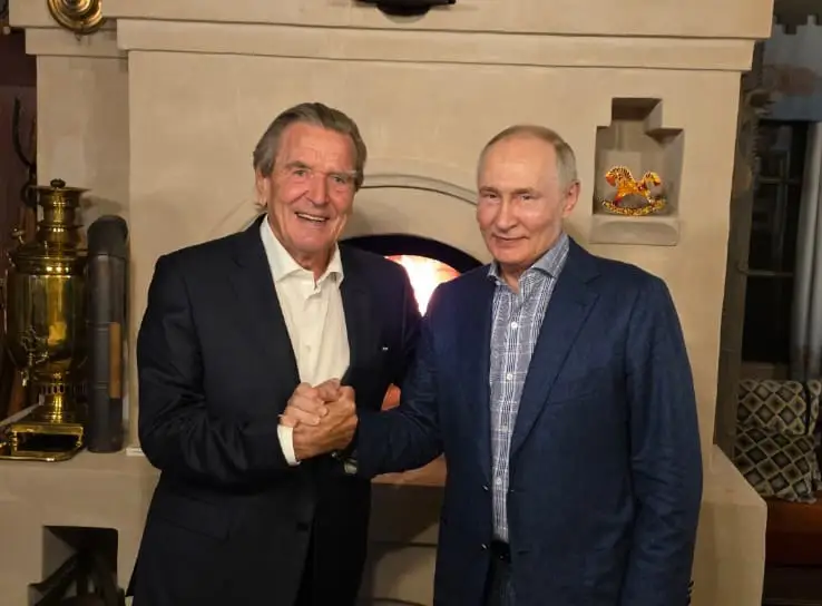 Putin, doğum gününü eski dostu Schröder ile birlikte kutladı