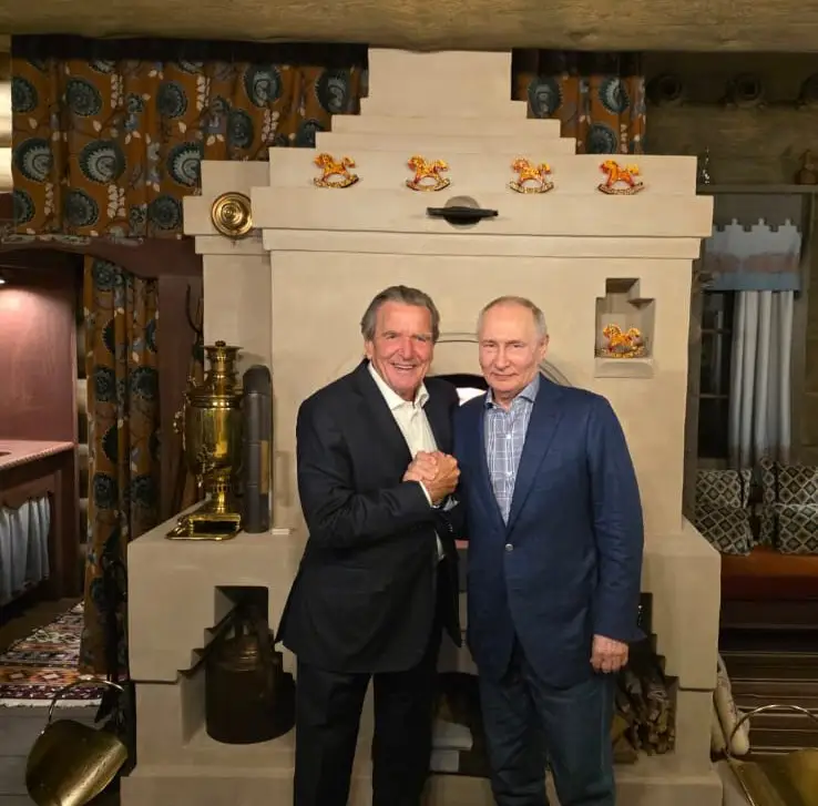 Putin, doğum gününü eski dostu Schröder ile birlikte kutladı