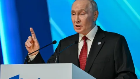 Putin, Rusya’ya doğrudan saldırıda tüm silahların kullanılmasının gündeme geleceğini belirtti
