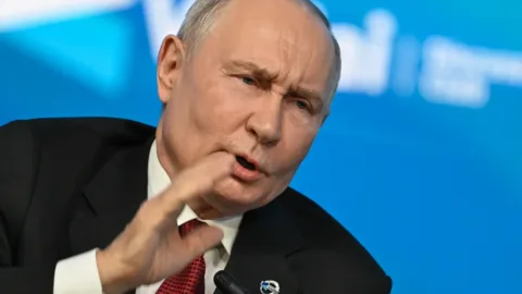 Putin, beş şirketin Rusya’daki varlıklarını geçici yönetime devretti