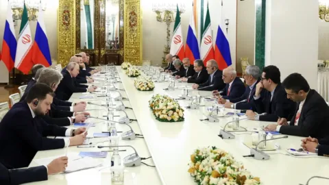 Putin ve Pezeşkiyan Moskova’da bölgesel gelişmeleri ve ilişkileri görüştü