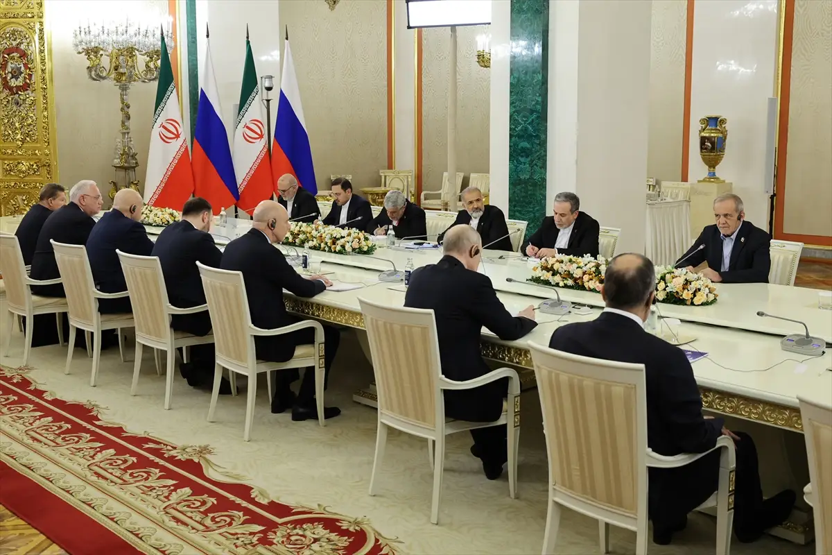 Putin ve Pezeşkiyan Moskova'da bölgesel gelişmeleri ve ilişkileri görüştü